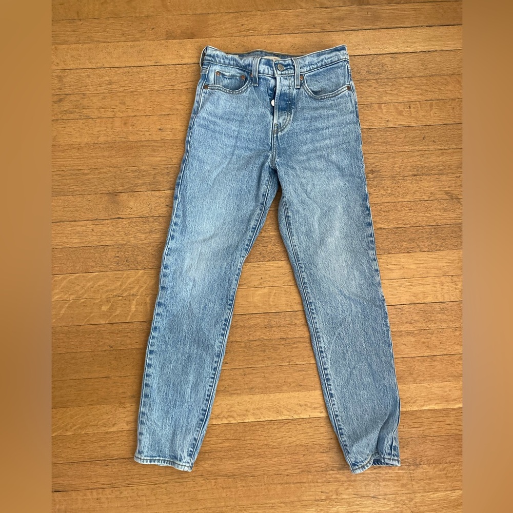Levi’s Wedgie, High-Waisted, Light Wash, Straight Jeans in Tango 25 / 27.5
